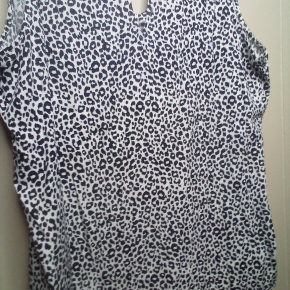 Old Navy Blouse XL Sleeveless V-Neck Flowing Animal Print Black White - Picture 14 of 15